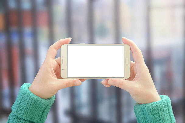 Smartphone horizontale Position in der Hand der Frau. isolierte, weiße Leinwand für Attrappen. - Foto, Bild