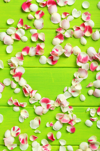 Rose petals on green wooden table - Foto, Imagem