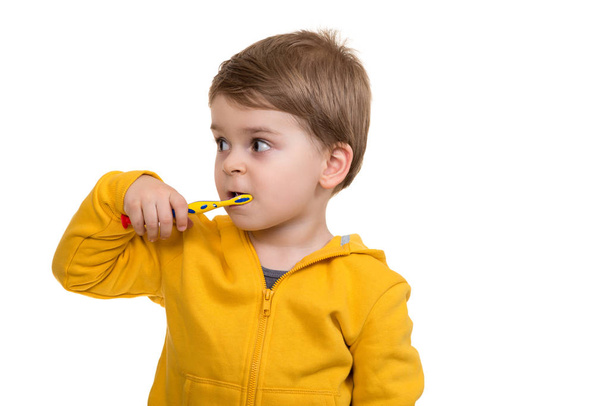 Malý chlapec čistí zuby  - Fotografie, Obrázek