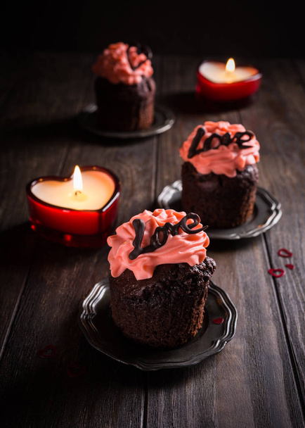 Красивий шоколадний кекс з серцем
 - Фото, зображення