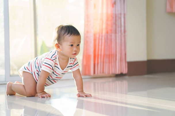 10 mesi Asiatico bambino strisciare sul pavimento
 - Foto, immagini