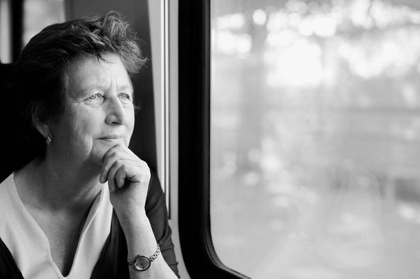 Frau sitzt im Zug - Foto, Bild