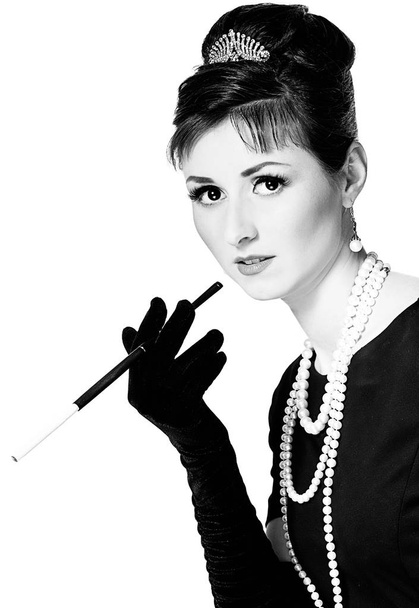 Портрет красивой молодой женщины в ретро стиле с сигаретой
 - Фото, изображение