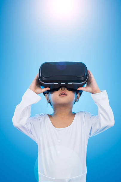 Asian Chinese little girl experiencing virtual reality eyeglasss - Fotografie, Obrázek