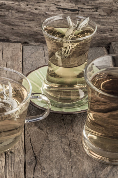 chá de sábio em óculos na mesa de madeira
 - Foto, Imagem