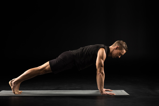 Mann steht in Yoga-Stellung - Foto, Bild
