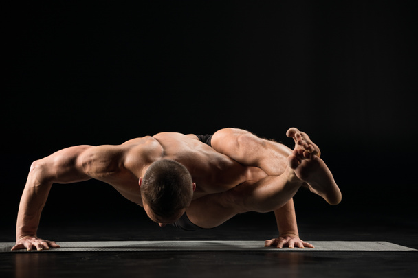 Человек, стоящий в позиции йоги
 - Фото, изображение