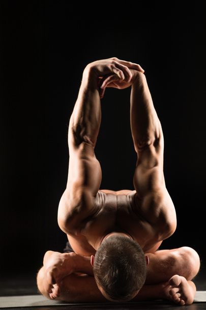 homme assis en position de yoga - Photo, image
