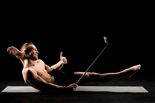 Yoga-Mann macht Selfie - Foto, Bild