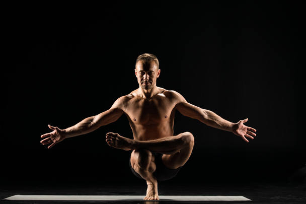Az ember áll a jóga pozíció - Fotó, kép