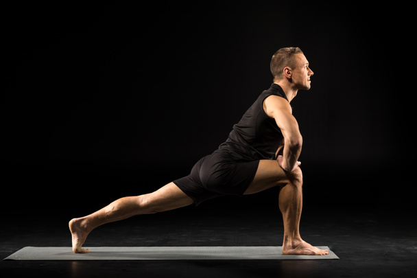 Man die in de positie van de yoga - Foto, afbeelding