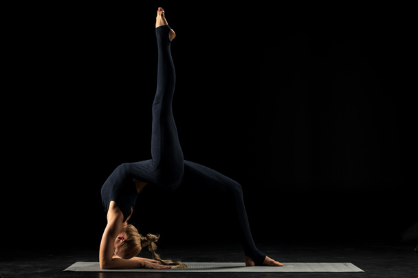 nő áll a jóga pozíció      - Fotó, kép