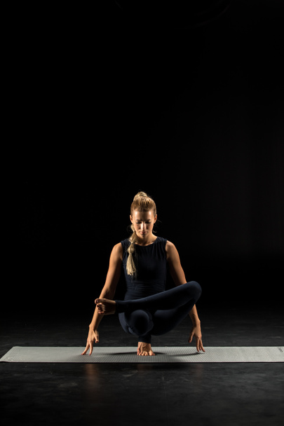 nő áll a jóga pozíció        - Fotó, kép
