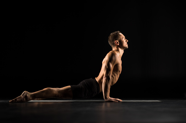Uomo sdraiato in posizione yoga
 - Foto, immagini