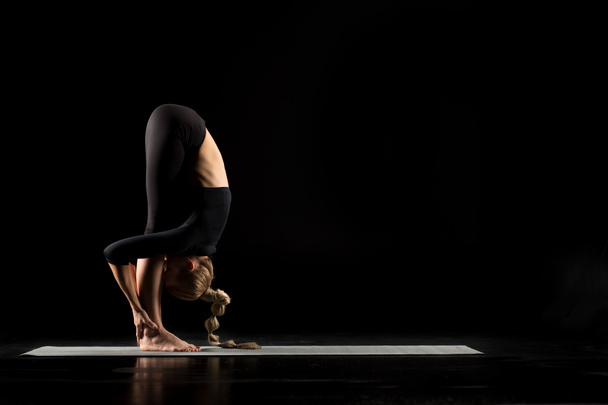Yoga konumda duran kadın - Fotoğraf, Görsel