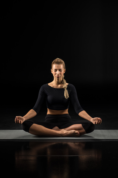 junge Frau sitzt und meditiert - Foto, Bild