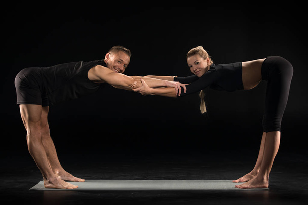 Giovane coppia stretching
 - Foto, immagini