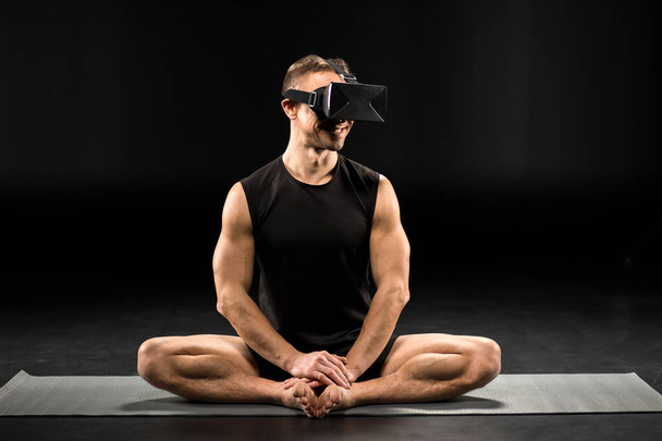 людина у окулярах віртуальної реальності
  - Фото, зображення