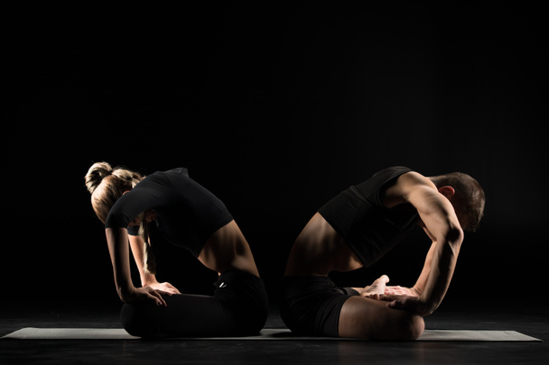 Yoga yapan çift - Fotoğraf, Görsel