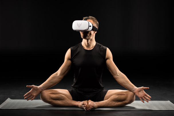 Uomo in realtà virtuale Occhiali
  - Foto, immagini
