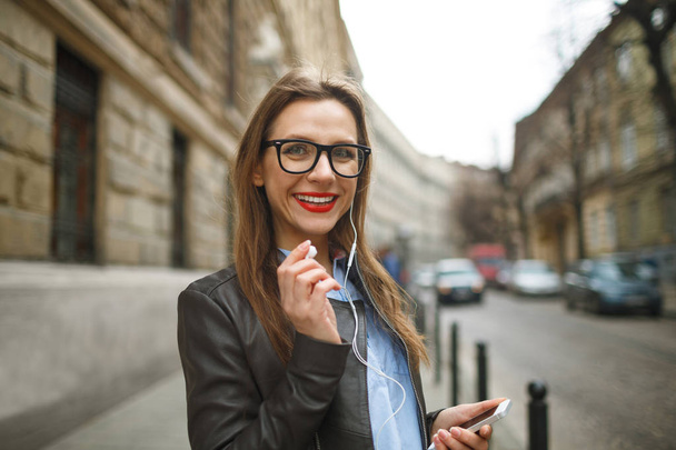 Businesswoman walking down the street while talking on smart pho - Zdjęcie, obraz