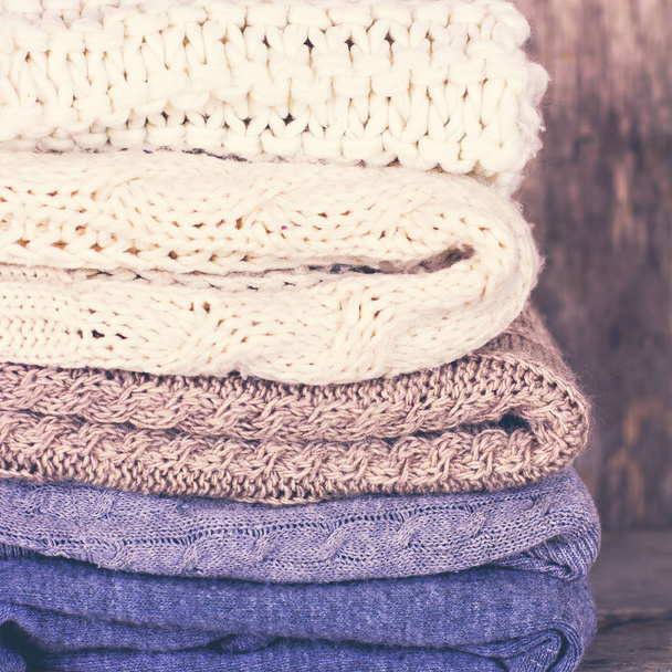 Una pila de suéter de lana, a cuadros
 - Foto, imagen