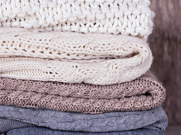 Una pila de suéter de lana, a cuadros
 - Foto, imagen