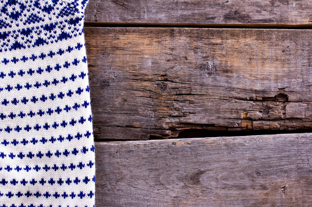 πλεκτό πουλόβερ καρό, σε παλιές ξύλινες σανίδες - Φωτογραφία, εικόνα