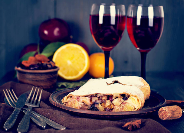 strudel and wine - Фото, изображение