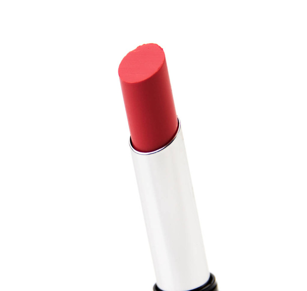 Rode lippenstift geïsoleerd op witte achtergrond - Foto, afbeelding