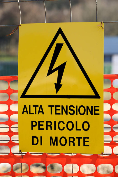 死の高電圧危険を意味するイタリア語で書かれた看板 - 写真・画像