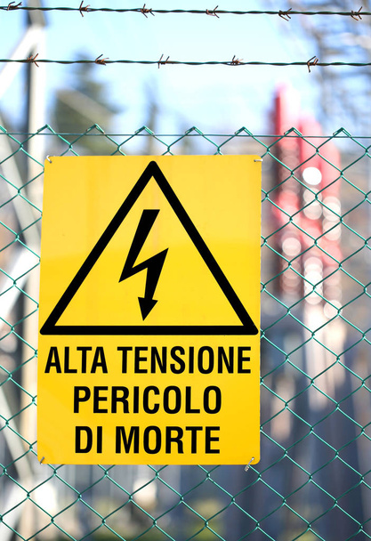 Nápis v italštině, která znamená vysoké napětí-nebezpečí smrti - Fotografie, Obrázek