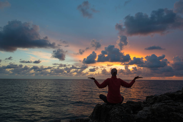 medytacja nad morzem - Zdjęcie, obraz