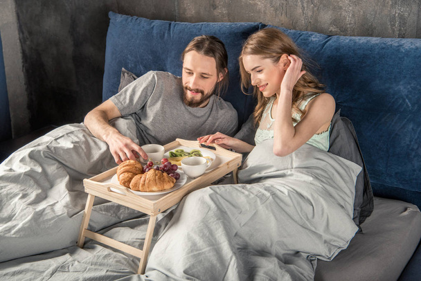 Couple has breakfast in bed - Foto, Bild