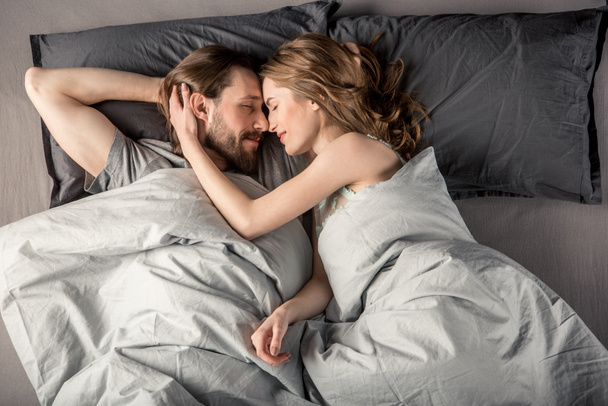 Jeune couple au lit - Photo, image