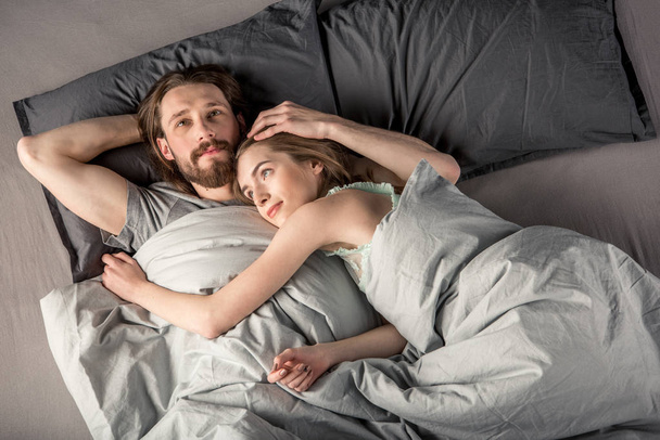 Junges Paar im Bett - Foto, Bild