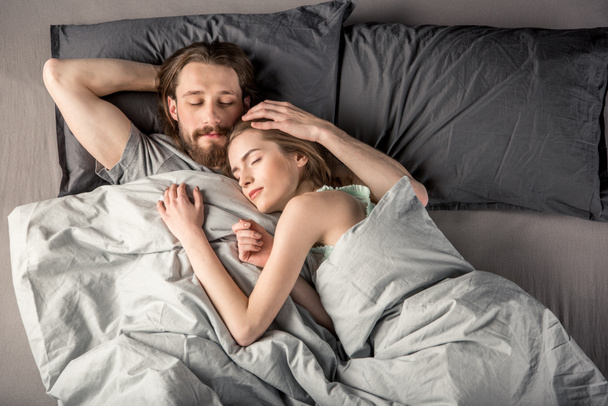 Junges Paar im Bett - Foto, Bild