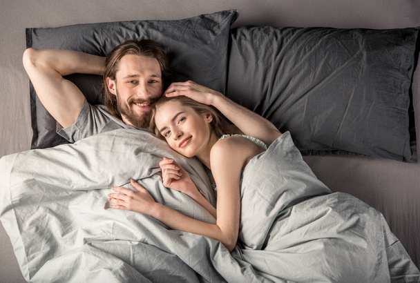 Jeune couple au lit - Photo, image