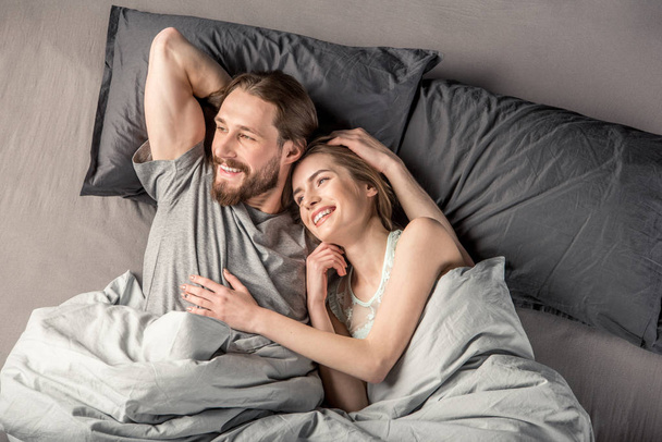 Молодая пара в постели - Фото, изображение