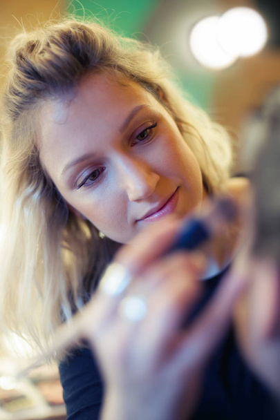 Makeup artist applying eyeshadow - Zdjęcie, obraz