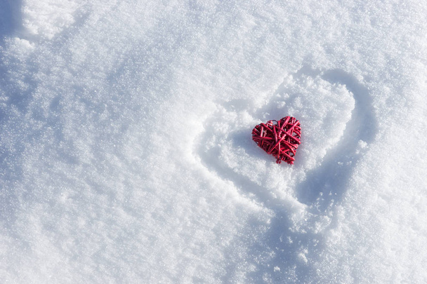 Cuore rosso nel cuore sulla neve fresca e bianca
 - Foto, immagini