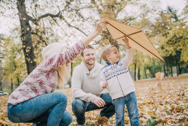 Felizes pais caucasianos e seu filho desfrutando ao ar livre
  - Foto, Imagem