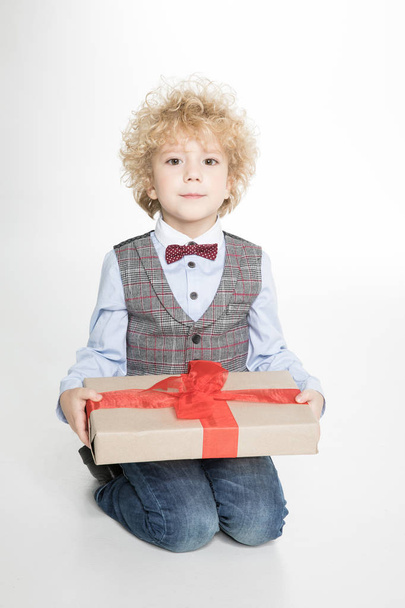 Маленький хлопчик з подарунком
 - Фото, зображення