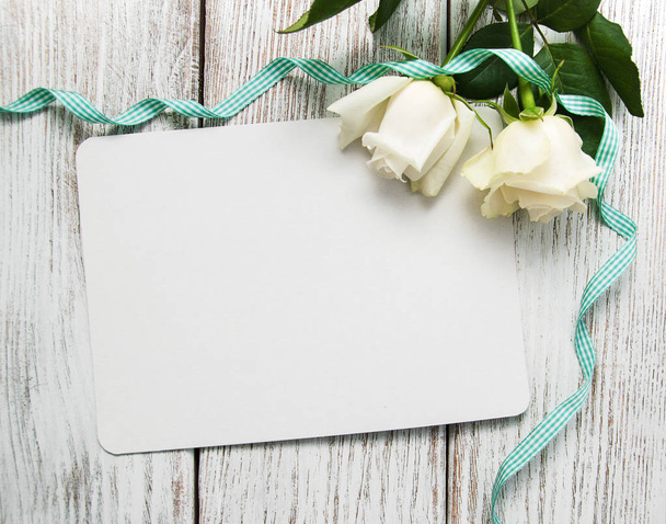 weiße Rosen mit Grußkarte - Foto, Bild