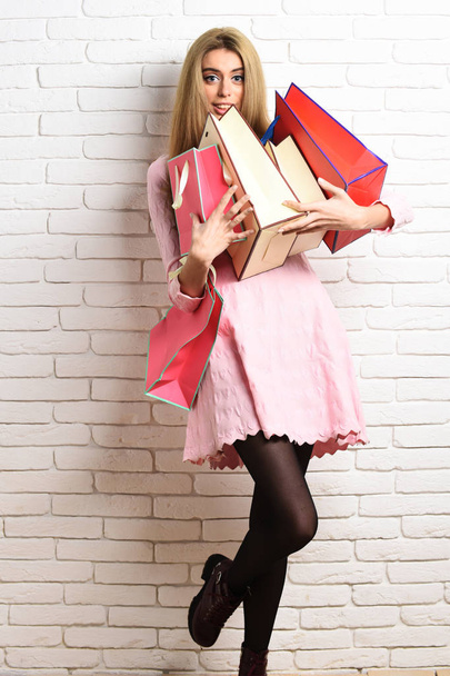 симпатичная девушка с разноцветными сумками
 - Фото, изображение