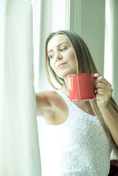 Mulher bonita bebendo café em casa  - Foto, Imagem