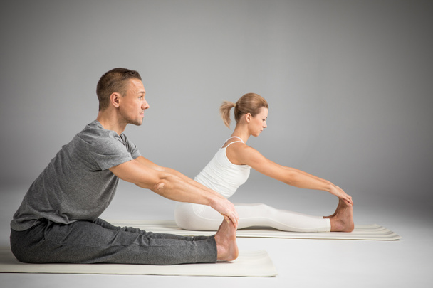 Paar praktiziert Yoga - Foto, Bild