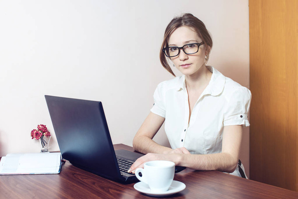 attractive girl with the glasses typing on a laptop - Foto, Imagem