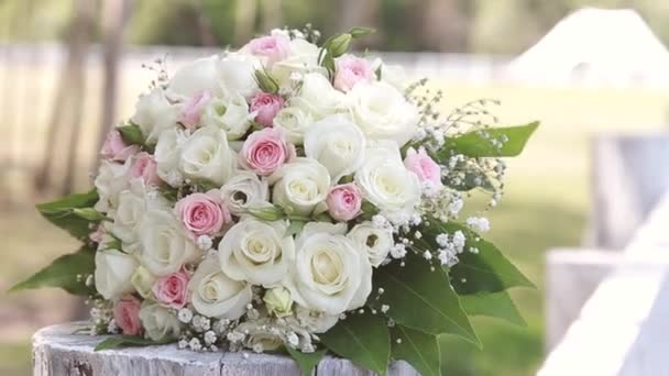 Bruiloft boeket rozen liggend op het hek - Video