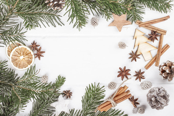 Christmas white wooden background with fir branches top view. Sp - Foto, afbeelding